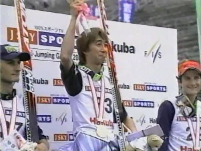 Podium niedzielnego konkursu LGP w Hakubie (J-SKY Sports)